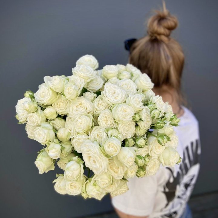 Охапка кустовых роз бомбастик  в Владивостоке