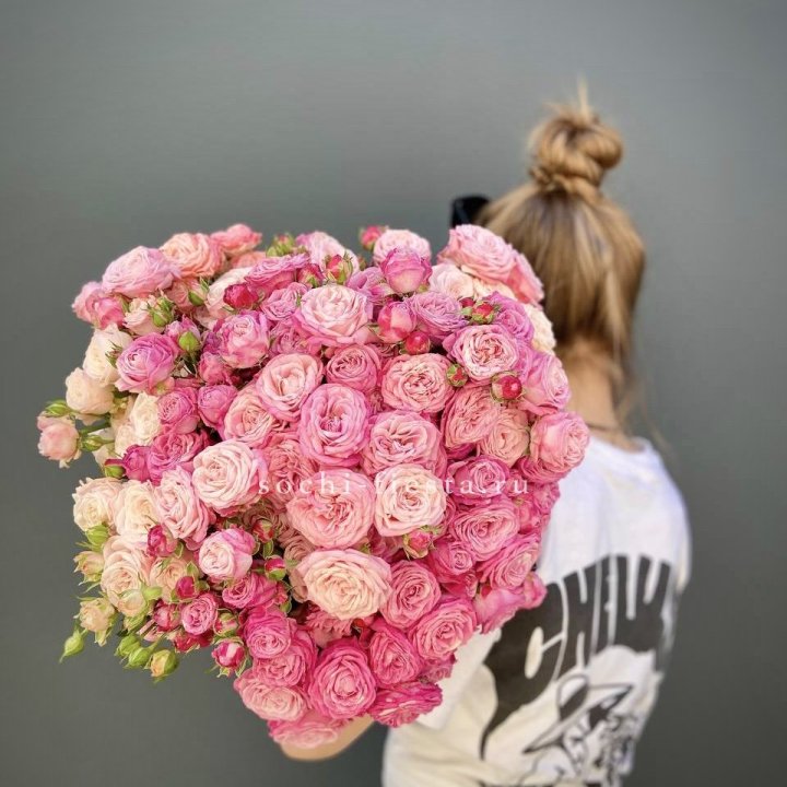 Охапка кустовых роз бомбастик пинк в Владивостоке