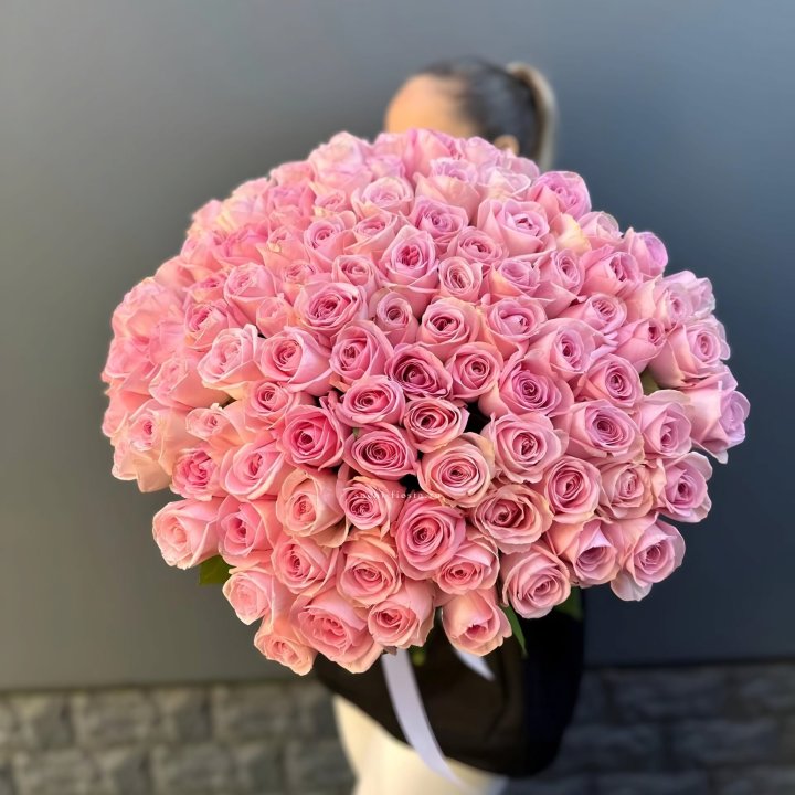 Охапка из 101 розовой розы в Владивостоке