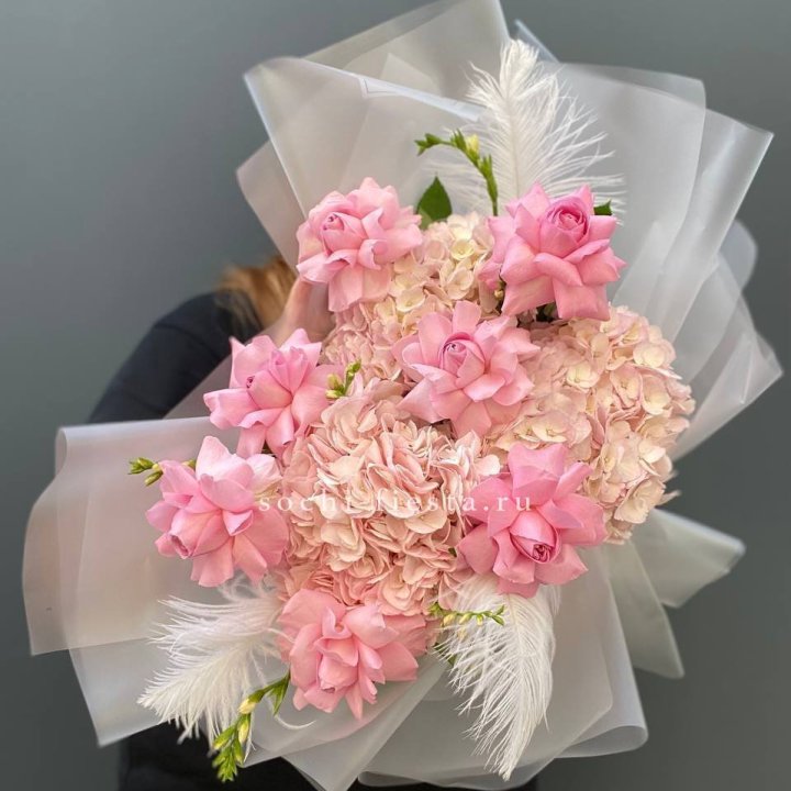  Букет  из гортензий и розовых роз в Владивостоке