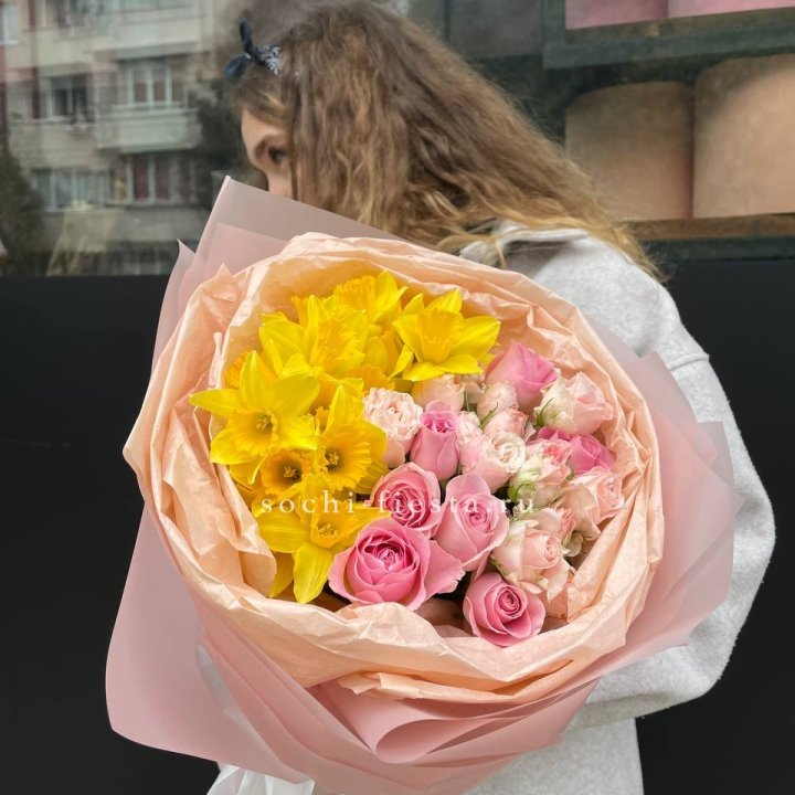 Букет роз и нарциссов в Владивостоке