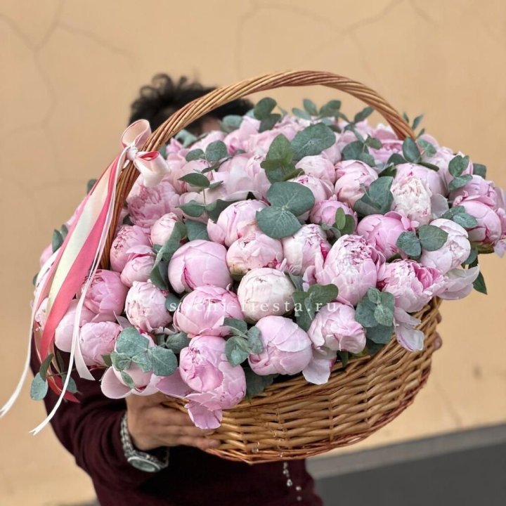 Корзина пионов "75" в Владивостоке