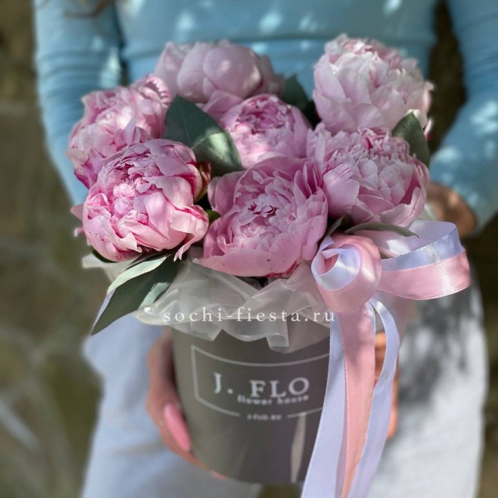 Цилиндр пионов с эвкалиптом в Владивостоке