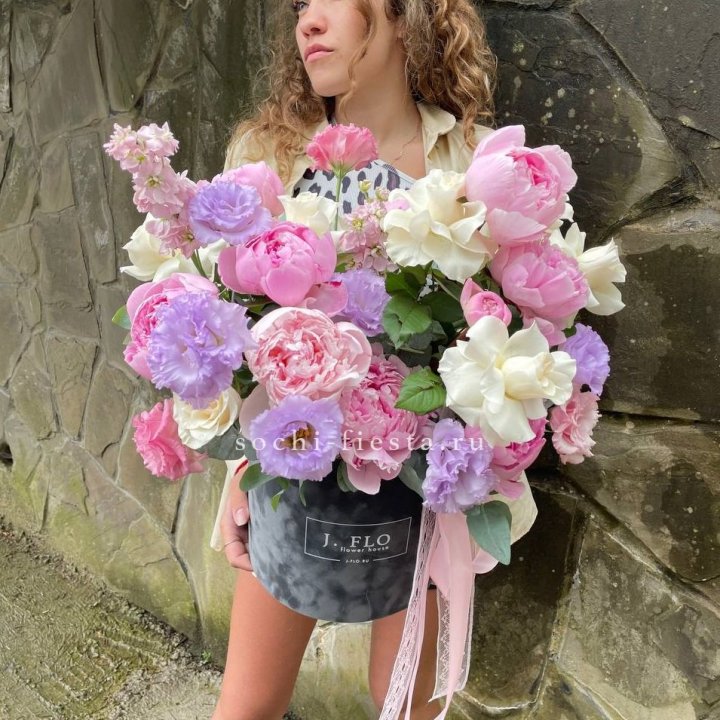 Дизайнерский цилиндр с пионами в Владивостоке