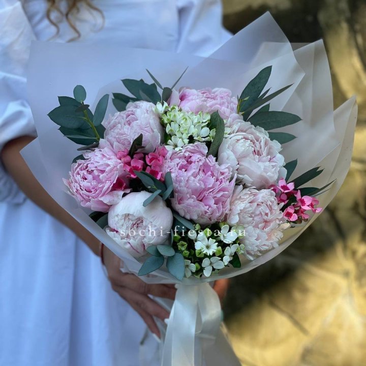 7 зефирных пионов с эвкалиптом в Владивостоке