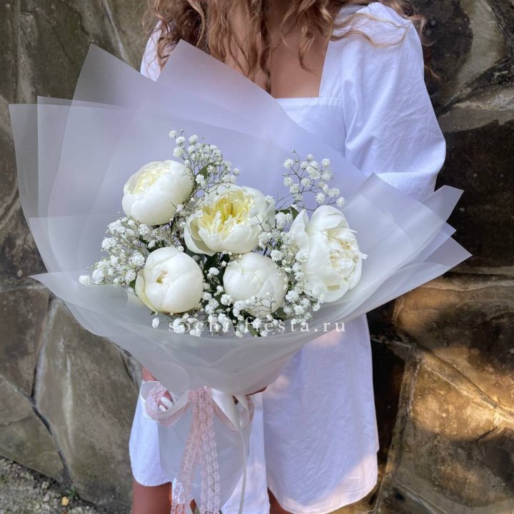 Букет белых пионов "Файв" в Владивостоке