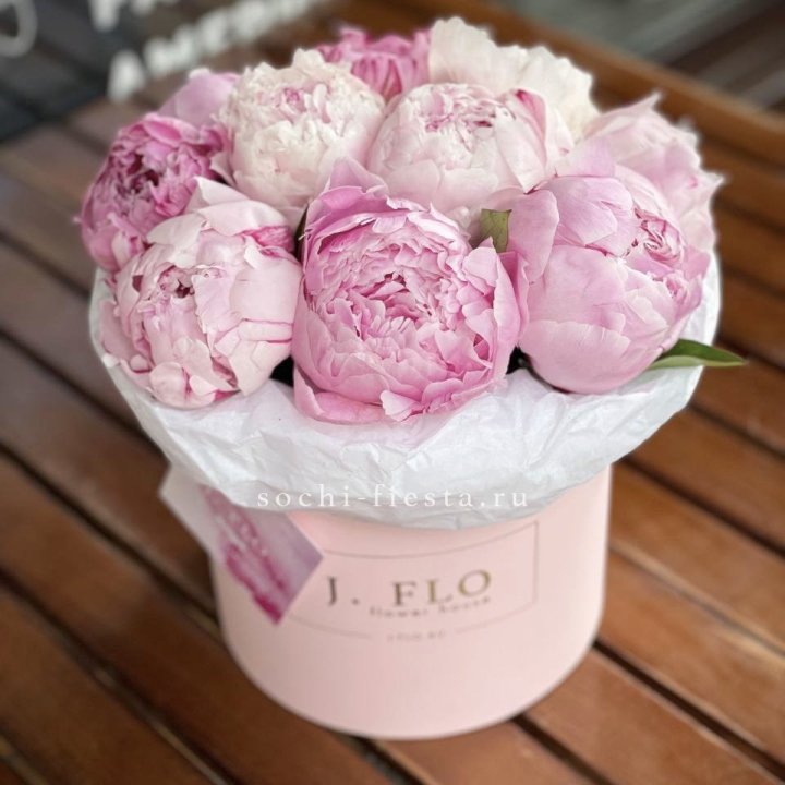 Цилиндр с пионами "Лилу" в Владивостоке