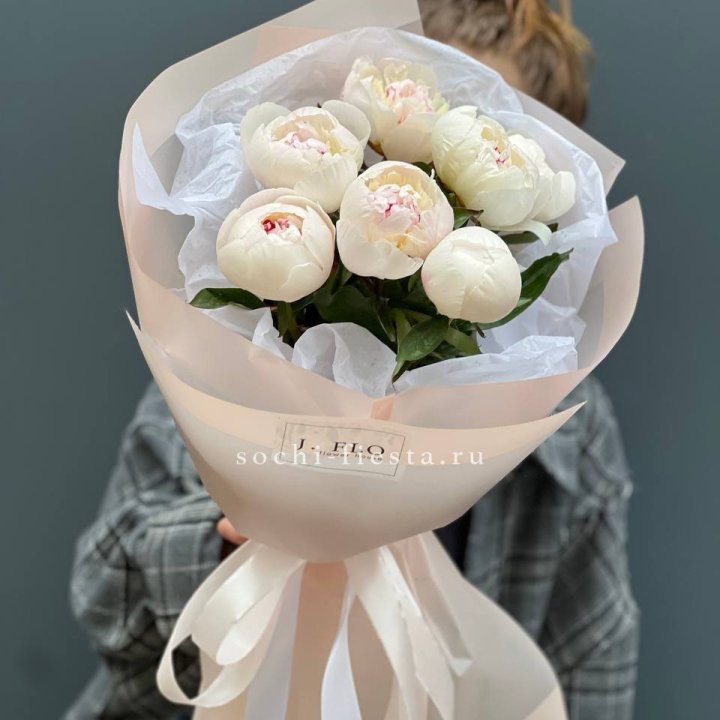 Букет белых пионов в Владивостоке