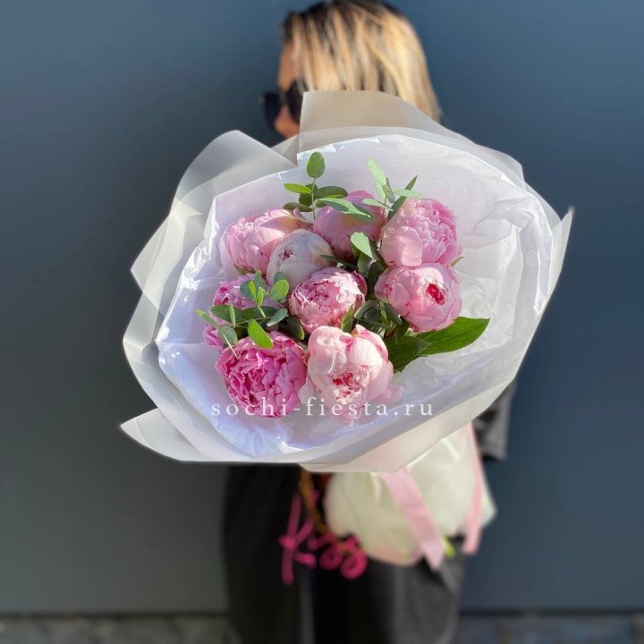 9 пионов с эвкалиптом в Владивостоке