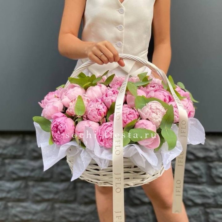 29 пионов в корзине в Владивостоке