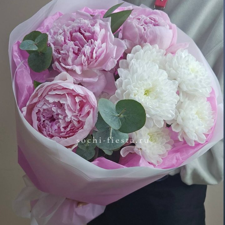  Букет комплимент с пионами в Владивостоке
