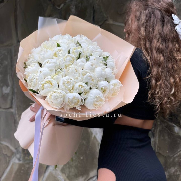 35 белых пион в Владивостоке