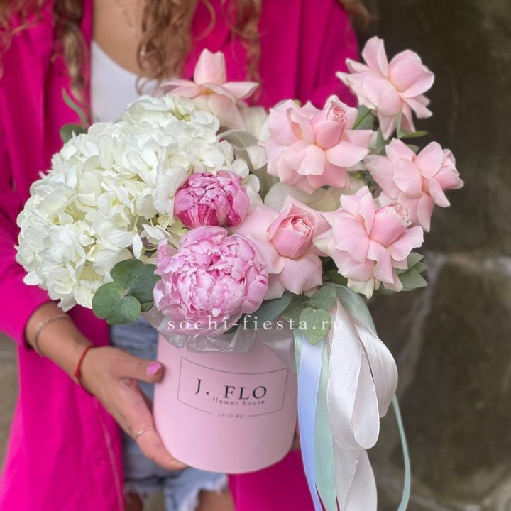 Цилиндр с пионами "Алисия" в Владивостоке