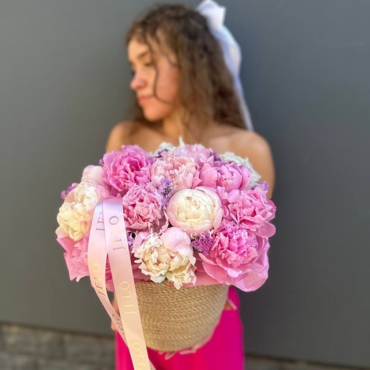 15 пионов в джутовом кашпо в Владивостоке