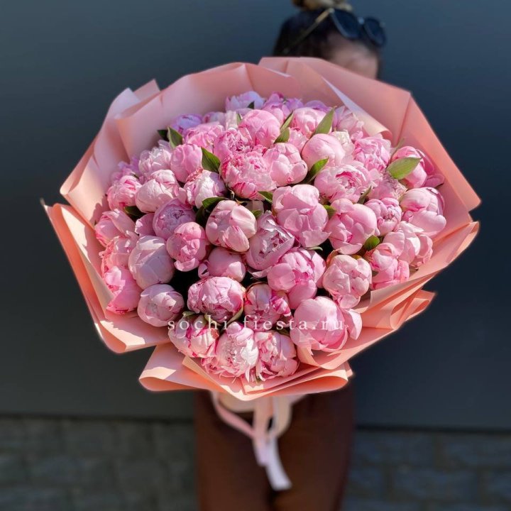 Нежный букет 51 пионов  в Владивостоке