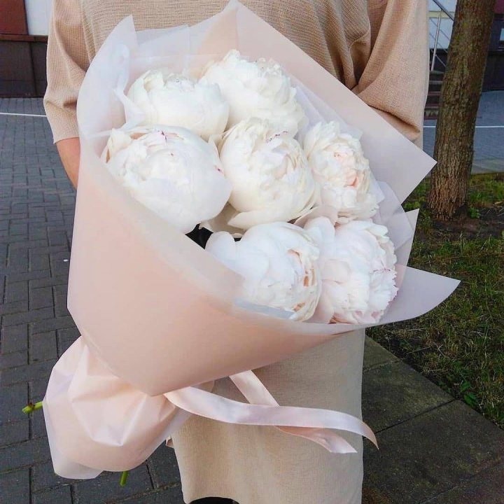 Букет белых пионов в Владивостоке