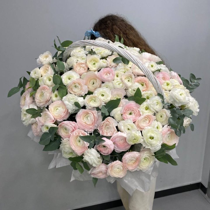 Ранункулюсы в корзине в Владивостоке