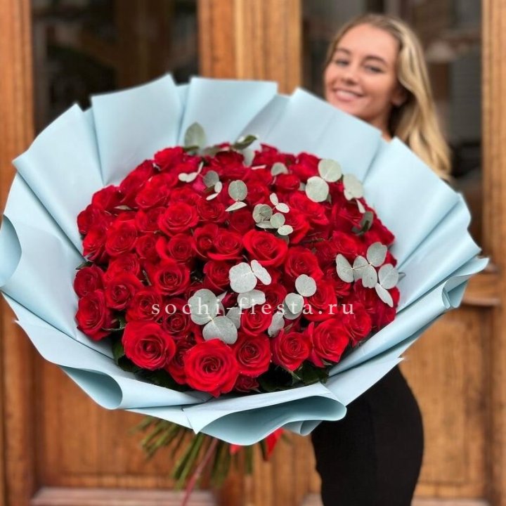 101 красная роза с эвкалиптом в Владивостоке