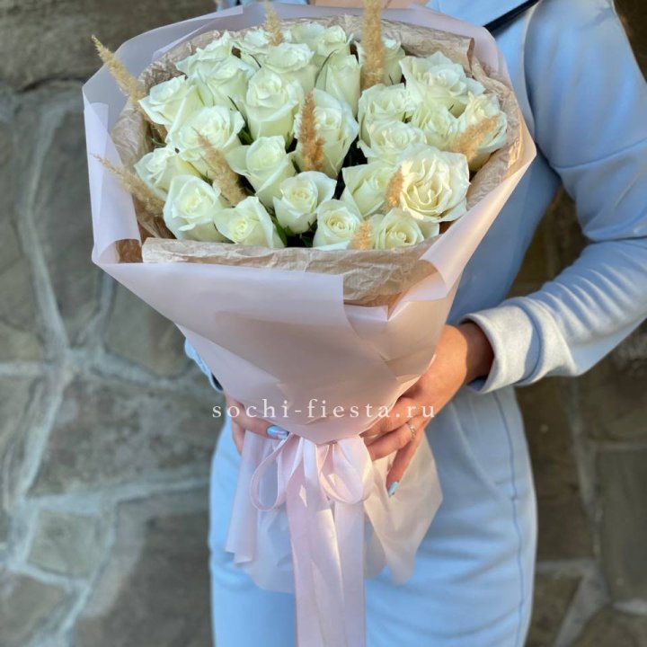 25 белых роз с сухоцветами в Владивостоке