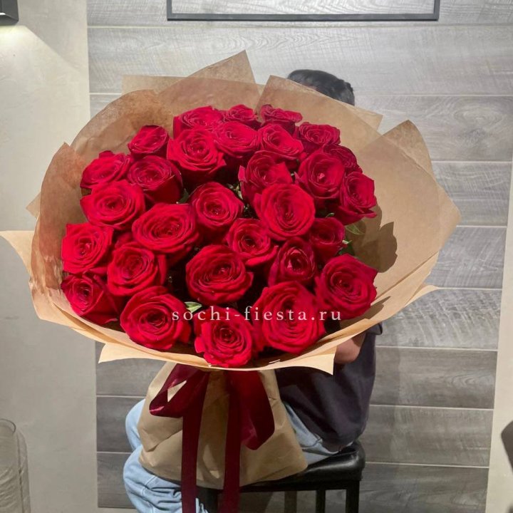 37 красных роз в крафте в Владивостоке
