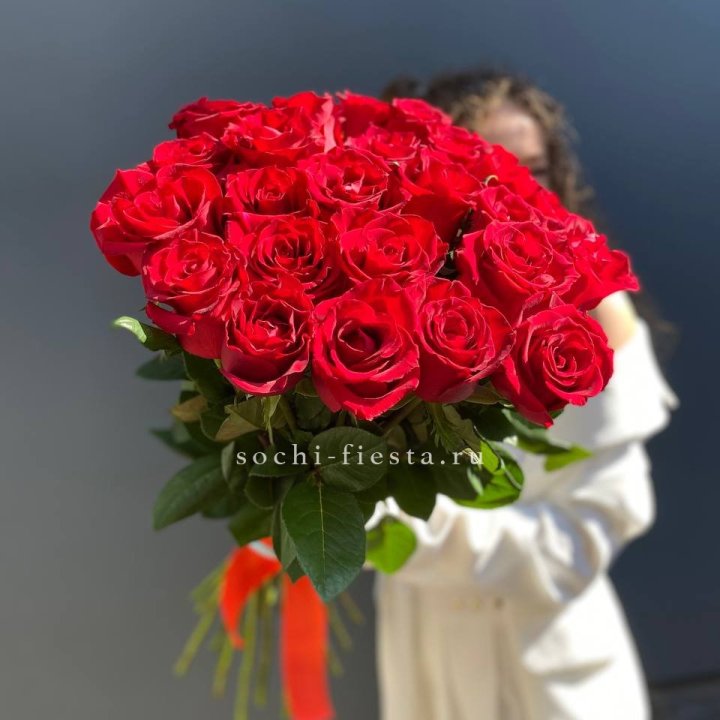 25 высоких красных роз в Владивостоке