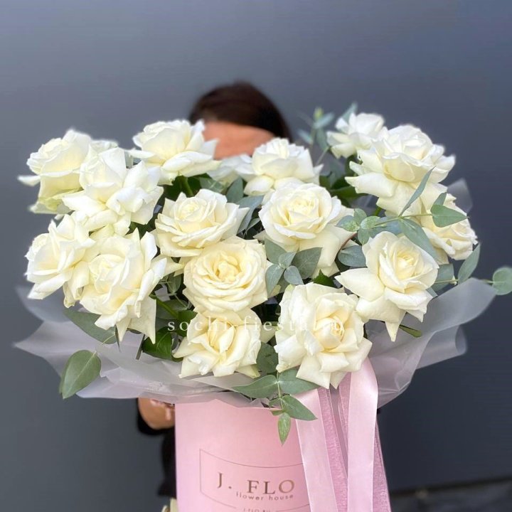 17 Французских белых роз в боксе в Владивостоке
