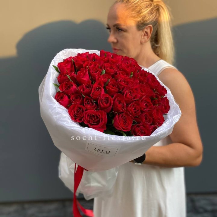 51 роза мадам ред в нежном оформлении в Владивостоке