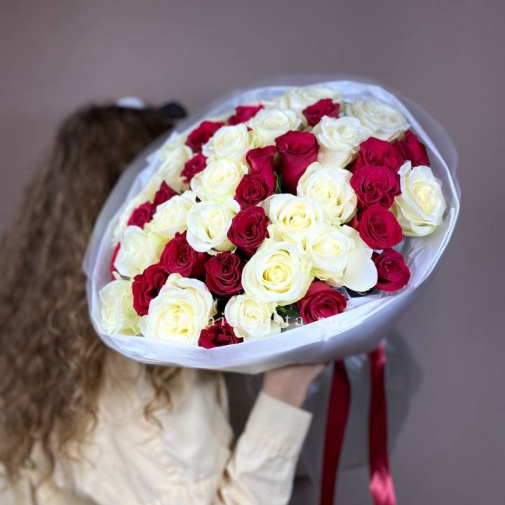 Букет из красных белых 45 роз в Владивостоке