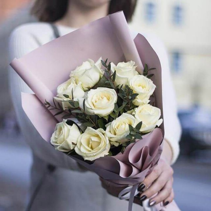 9 белых  роз "Минт" в Владивостоке