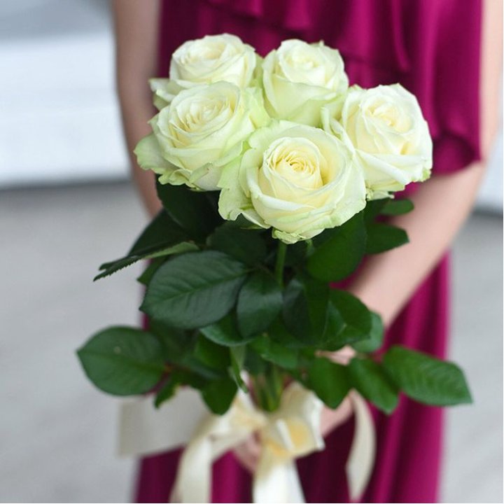 5 белых роз в Владивостоке