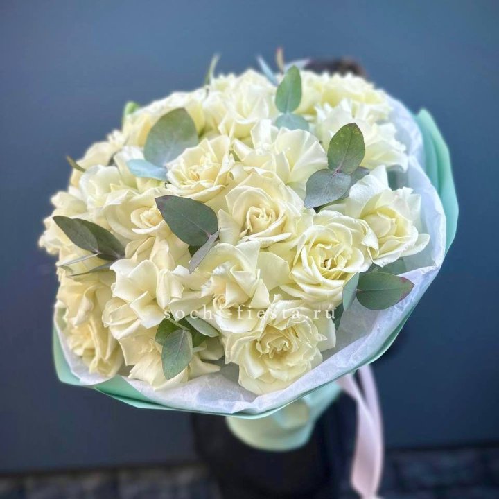 25 Белых французских роз "Ноте бьянка" в Владивостоке