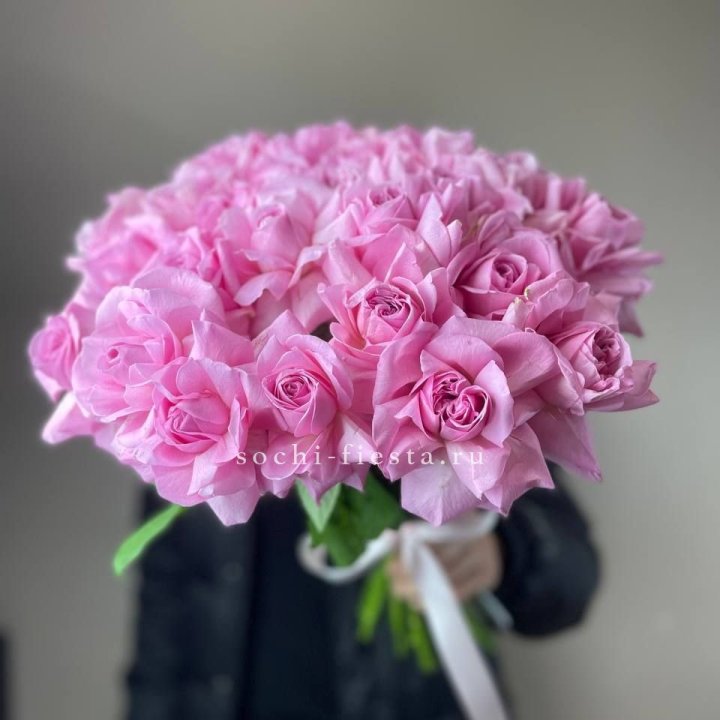 25 розовых французских роз в Владивостоке