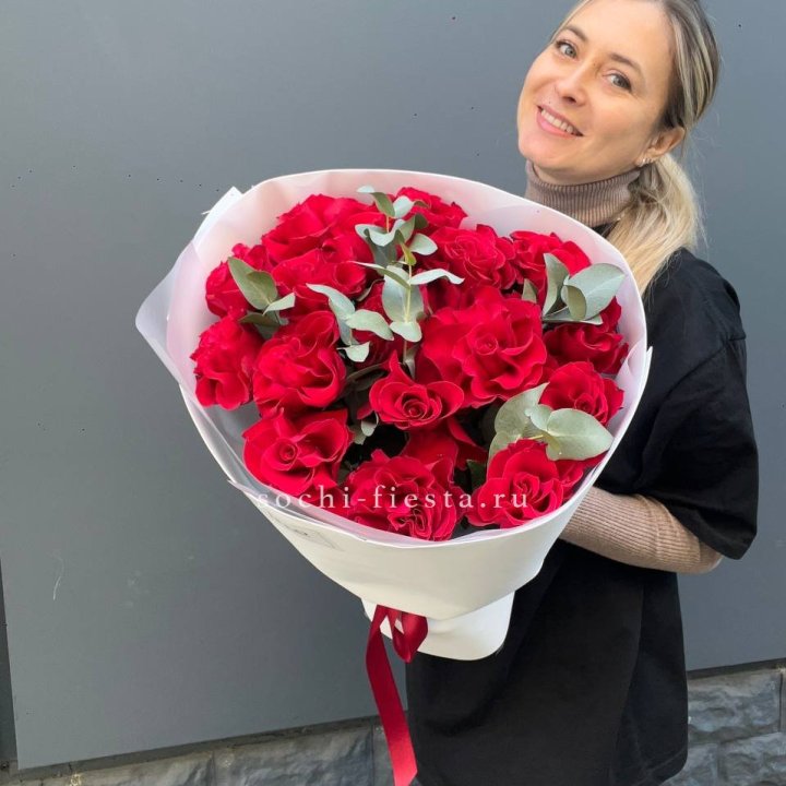 17 Красных французских роз в Владивостоке