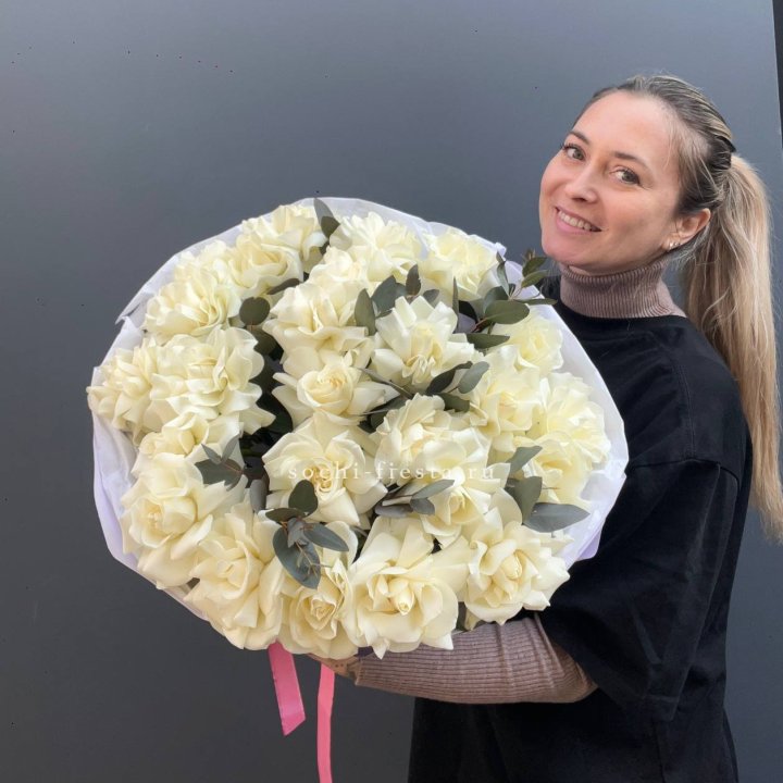 25 Белых французских роз Вайт найс в Владивостоке
