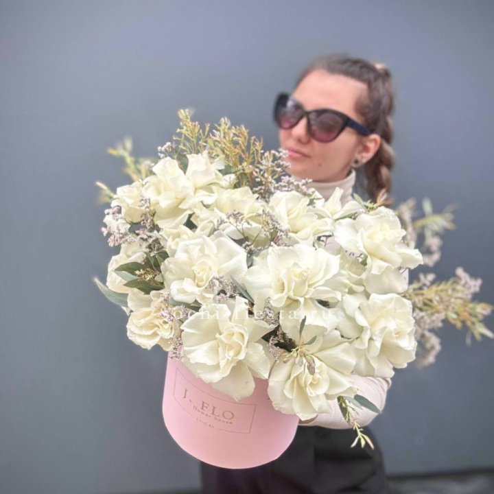 17 Французских белых роз в коробке Афина в Владивостоке