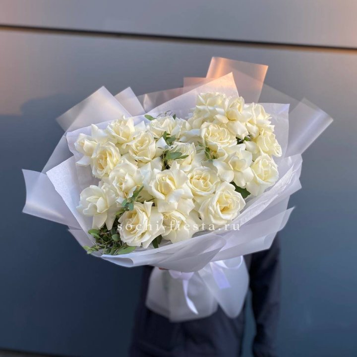 Пышный букет из белых роз в Владивостоке