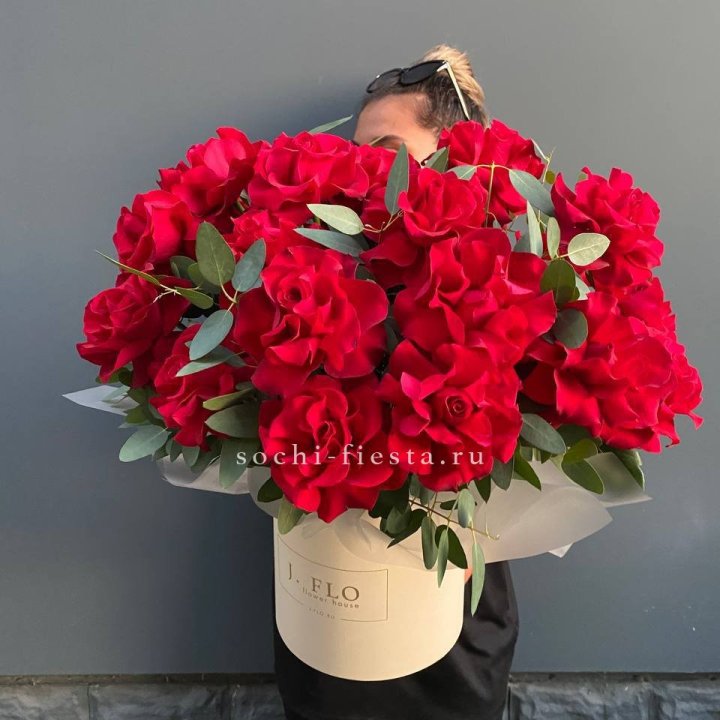 25 Французских красных роз в коробке в Владивостоке