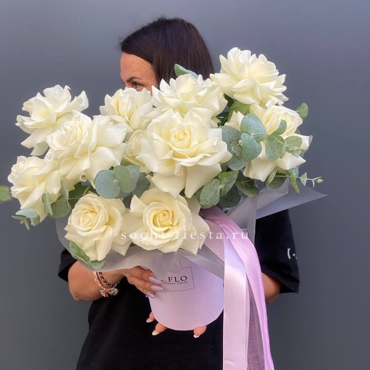 11 Французских белых роз в боксе в Владивостоке