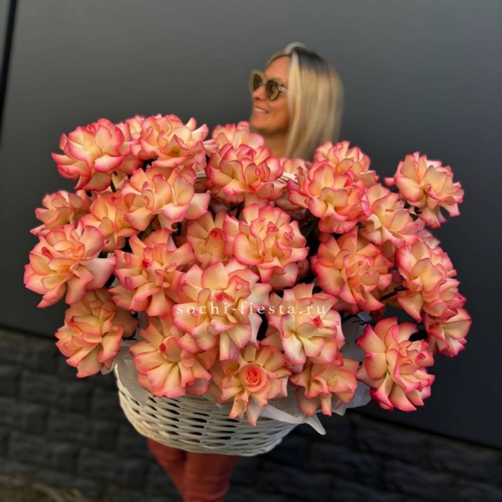 45 французских роз Джумилия в корзине в Владивостоке