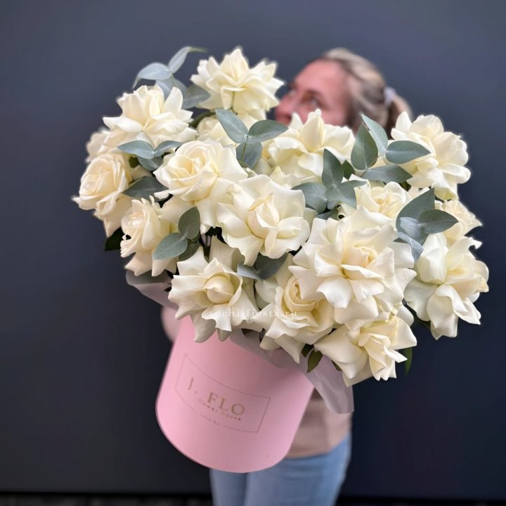 25 Французских белых роз в боксе в Владивостоке