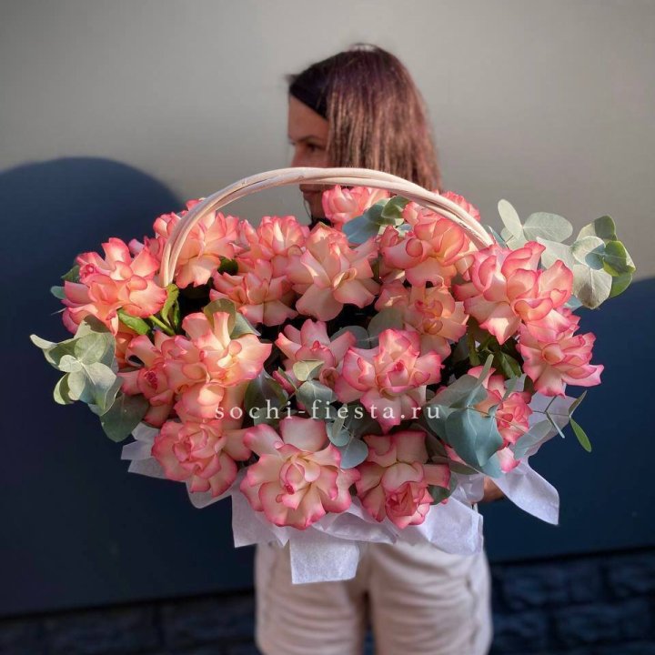 25 Французских роз Джумилия в корзине в Владивостоке