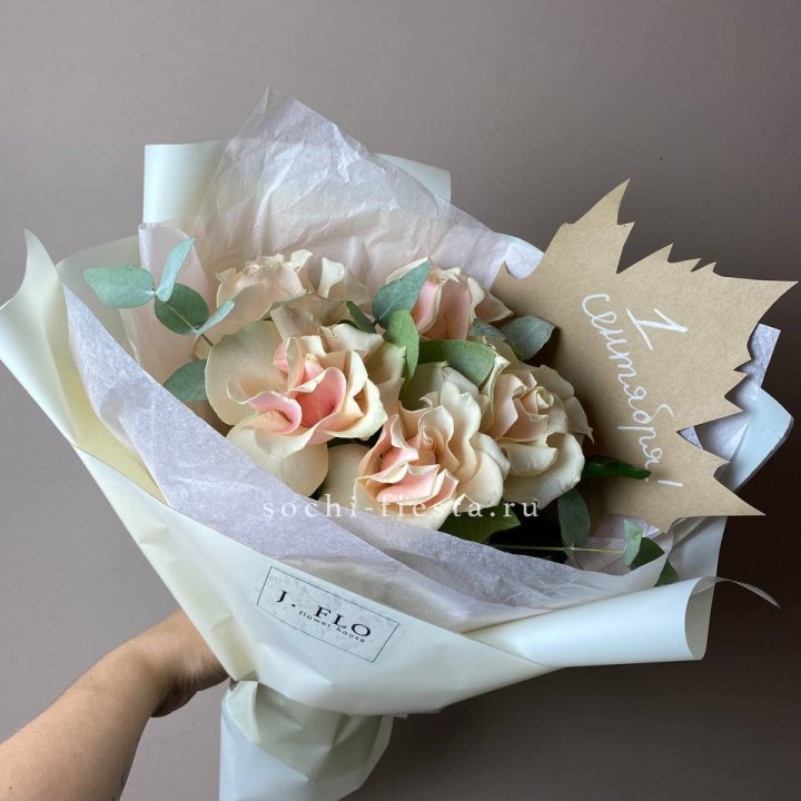 Букет кремовых роз к дню знаний в Владивостоке