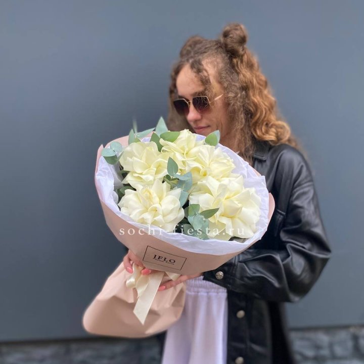 5 Белых французских роз в Владивостоке