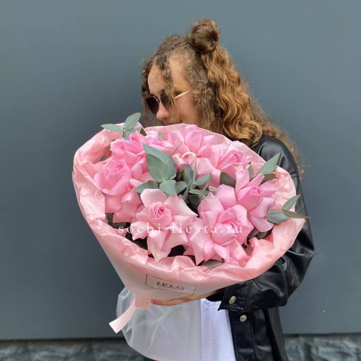 7 розовых роз в Владивостоке