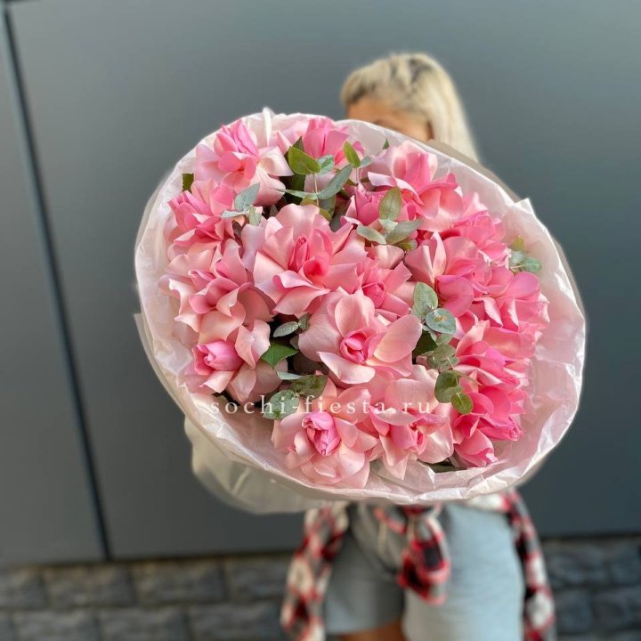 17 розовых роз в Владивостоке