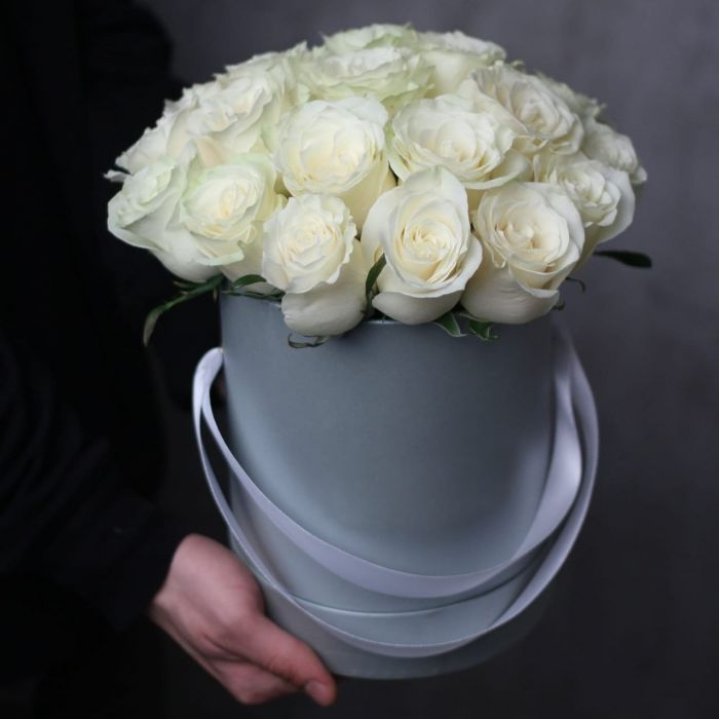 15 белых роз в цилиндре в Владивостоке