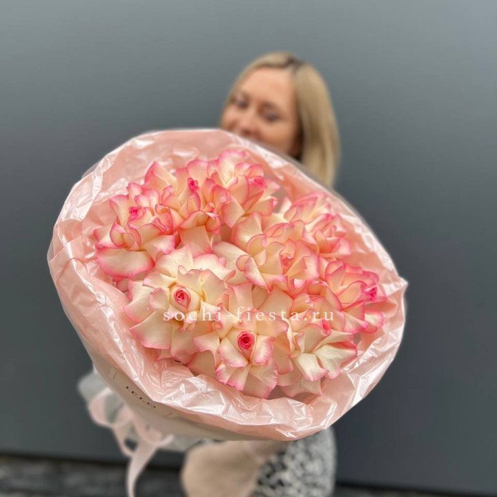 9 французских роз Джумилия в нежном оформлении в Владивостоке