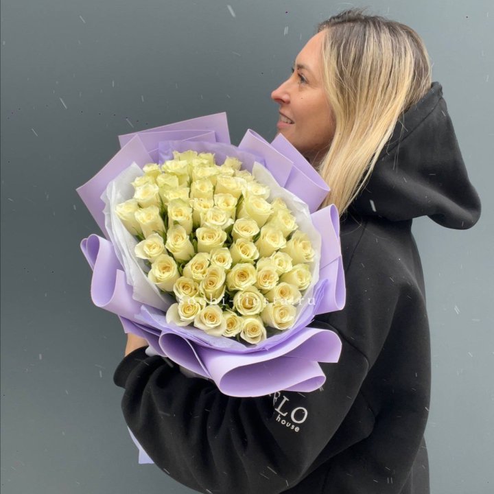 51 белая кенийская роза в оформлении в Владивостоке