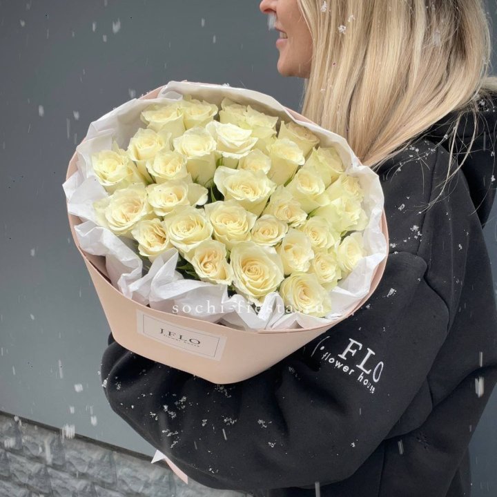 31 белая роза в оформлении в Владивостоке