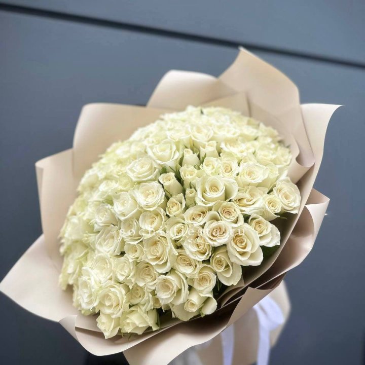 101 белая роза Атена в Владивостоке